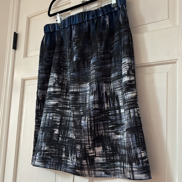 Chico’s Size 2 Abstract Cross Hatch Print Knee‎ Length Skirt Chicos Size Large - Picture 9 of 10